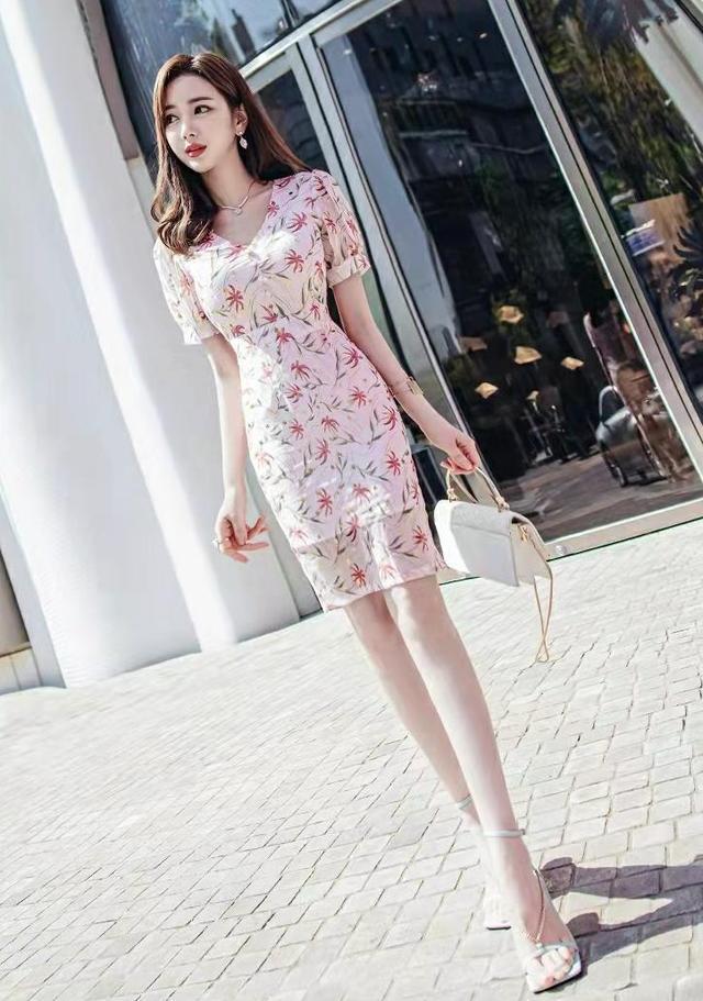 性感|浅粉色的连体包臀裙,枫叶印花设计的雪纺裙子,时尚性感气质绝伦