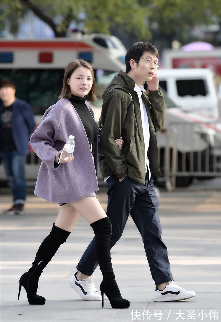 短裙|美女街拍:黑色细高跟过膝长靴,浅紫色呢子短裙和开衫,搭配出简约风格