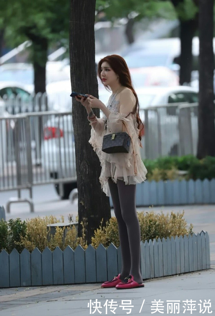 美女街拍怕穿丝袜太冷,直接拿出“秋裤”,肯定会“捂出汗”