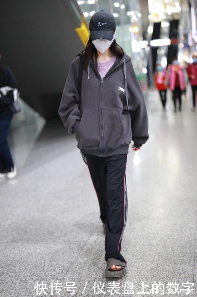 女人少穿西装吧，呆板还容易撞衫！现流行这5件外套，百搭显气质