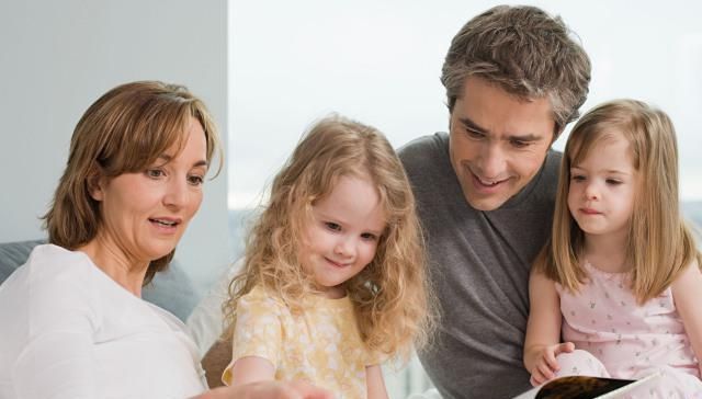 老一辈|双胞胎姐妹，一个妈妈带一个奶奶带，一年后两人差距不止一点点