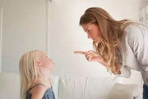 父母|父母这4种行为,会让孩子慢慢变“笨”,再不注意会害了孩子