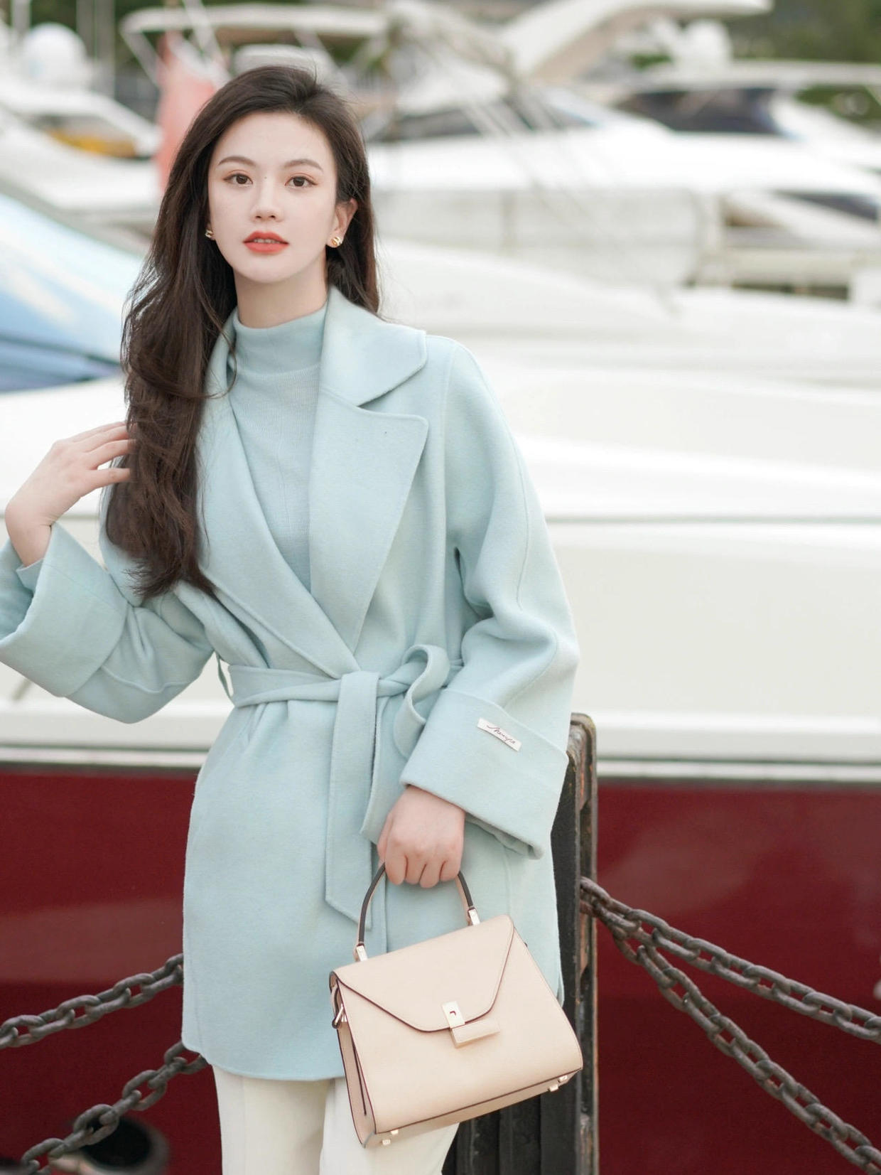 大女人 冬季穿衣越简单越高级,看看这些大衣穿搭,优雅温柔又不显胖