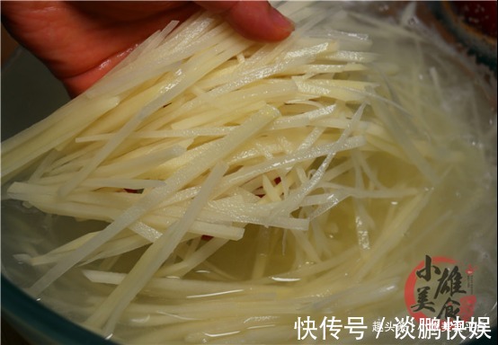 诀窍|炒酸辣土豆丝，最忌直接下锅了，饭店大厨教你诀窍，好吃又爽脆！