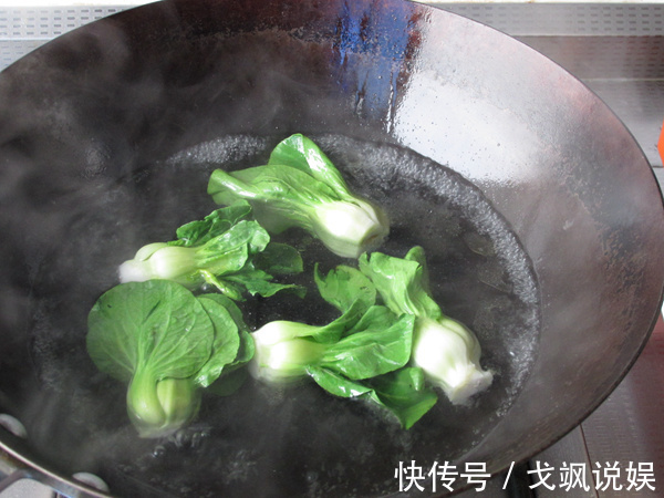 在家这样做狮子头，肉质鲜嫩有营养，隔三差五做，简单易学又下饭