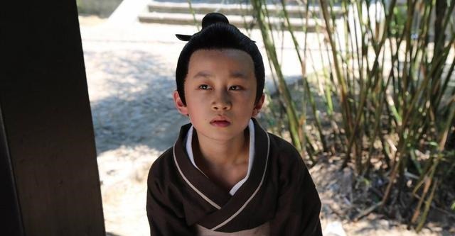 鸡蛋|帝王生病要吃公鸡蛋治病,臣子无可奈何,小孩用七个字轻易破解