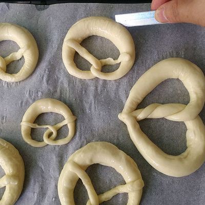 高颜值爱心碱水面包