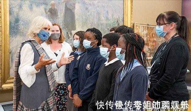 梅根 卡米拉比儿媳凯特还娇俏!穿格纹裙拎着香奈儿亮相,和查尔斯真甜