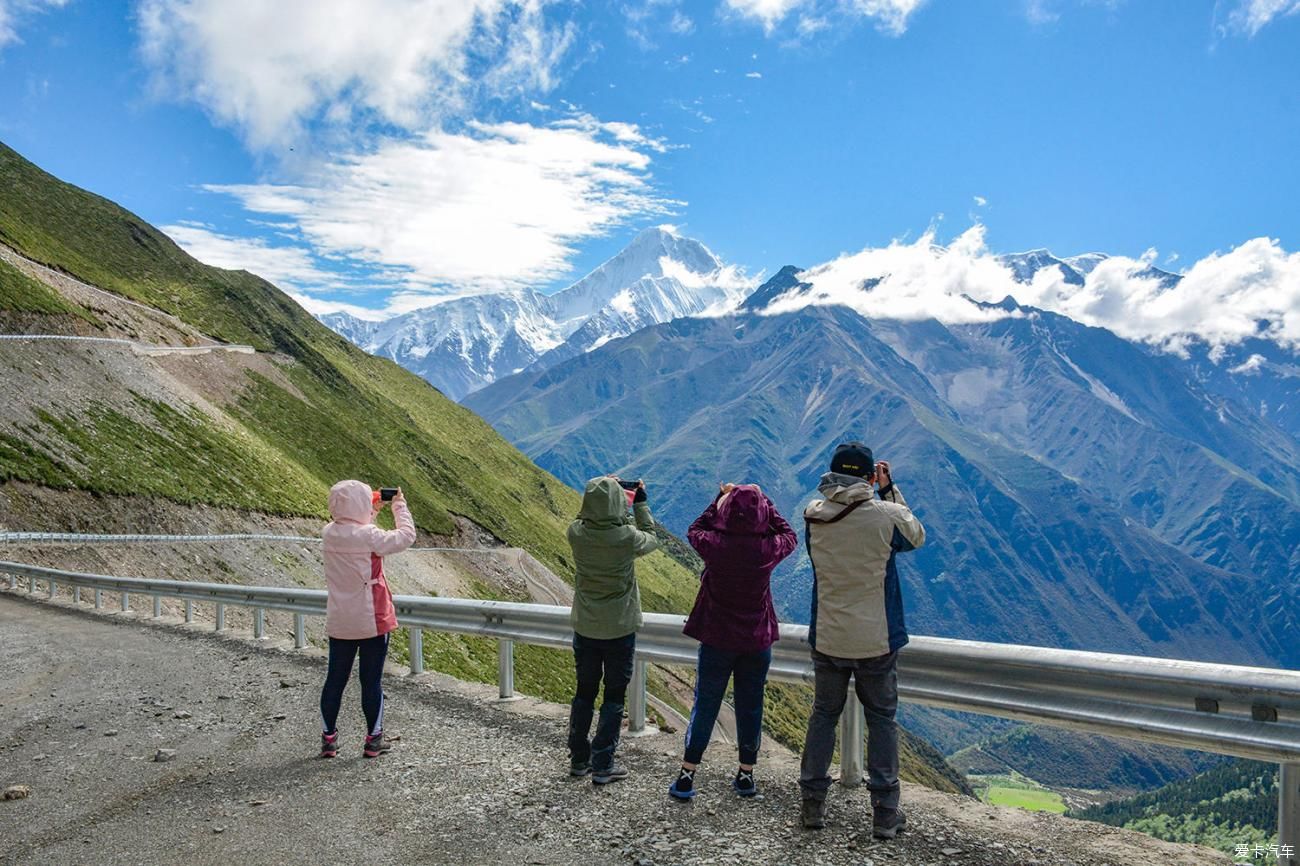 贡嘎穿越丨雪山神湖，云海晚霞，古寺星辰，总有一处风景能温暖你