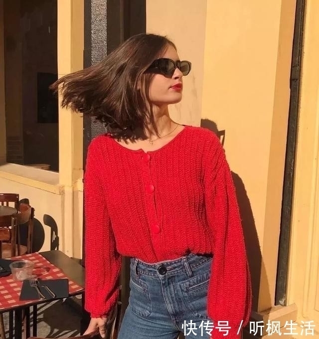 颜色 今年很流行“奶奶衫”，看似显老，穿上却很减龄，百搭不挑人