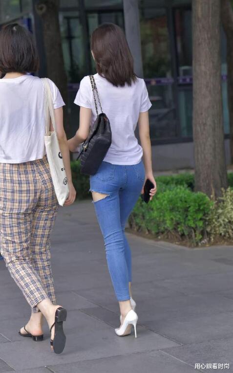 破洞牛仔裤搭配白色T恤,简约风格让你的气质迷人