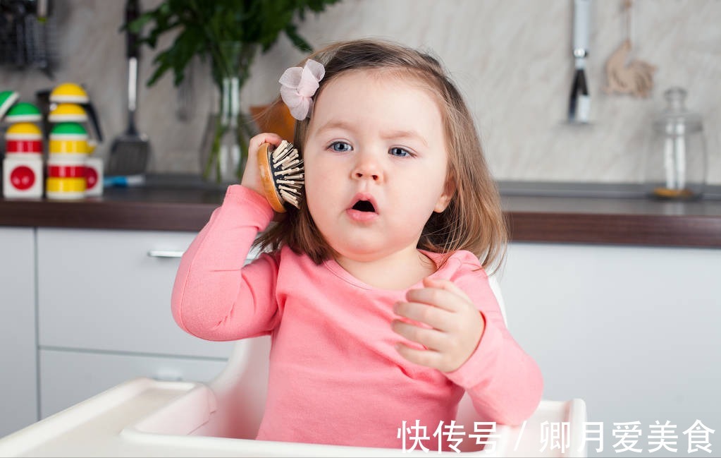 宝宝|保姆趁宝宝睡着时摆弄东西,宝妈看明白后泪目,选保姆重点看品行