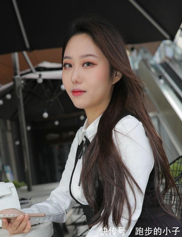 搭配 职业装的搭配绝对是最吸引人的,特别的显气质,时尚且漂亮!