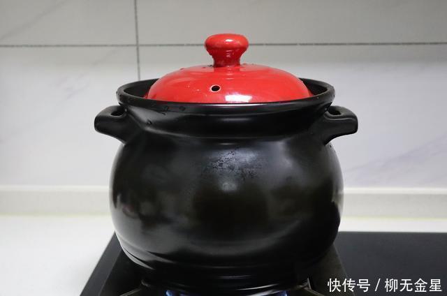 天冷就要吃点暖身菜,几种食材炖1锅,热乎乎的越吃越暖和