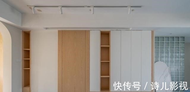 墙板|电视墙长4米多，铺护墙板提升颜值，内嵌玻璃柜增收纳，简单利落