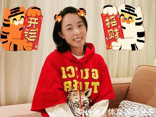 中国乒乓球队|除夕夜,宁泽涛一袭红衣,女排国手丸子头,孙一文“左拥右抱”!