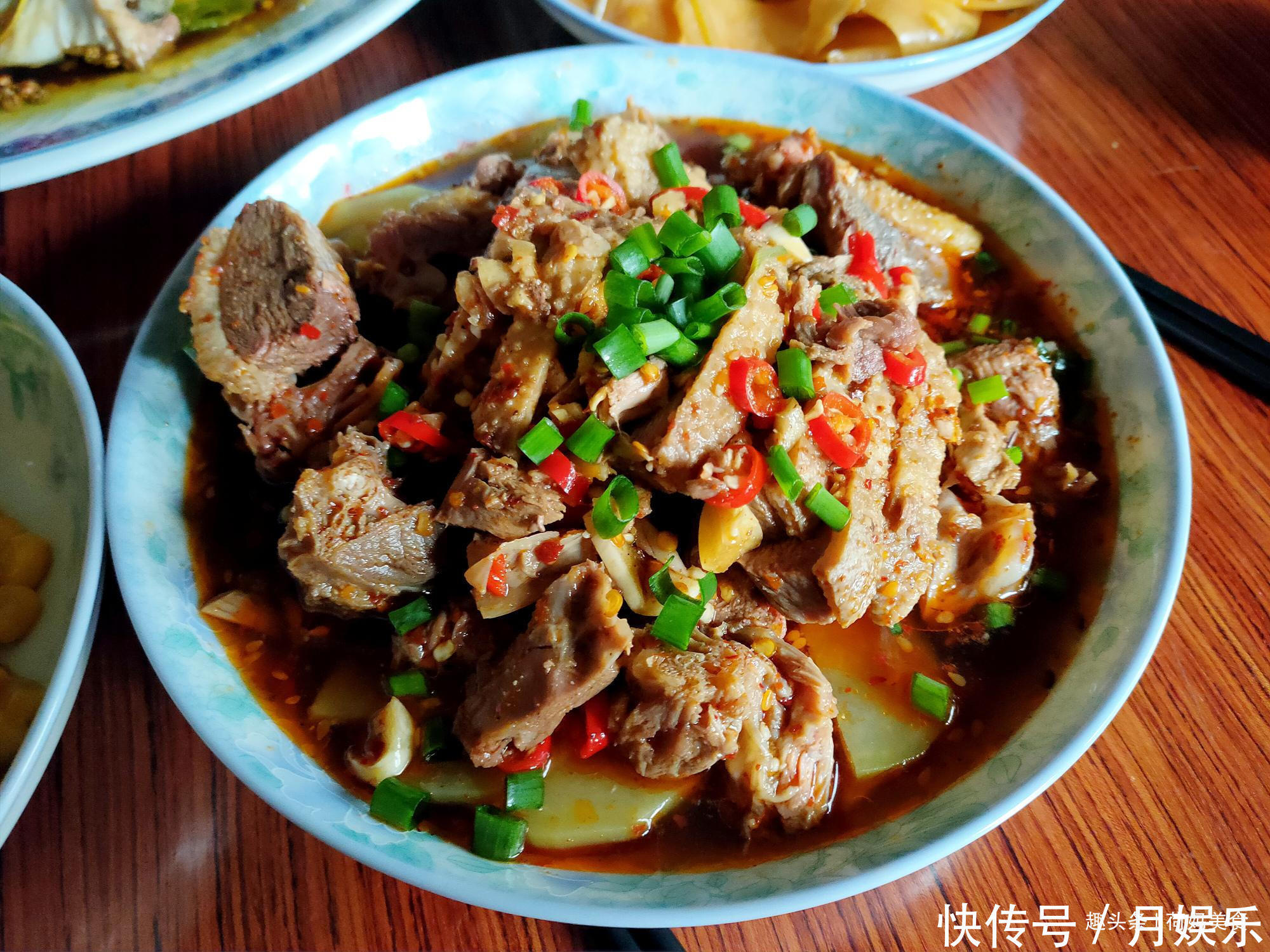 晒晒娘家的年夜饭,妈妈做了8菜1汤,简单又家常,全是妈妈的味道