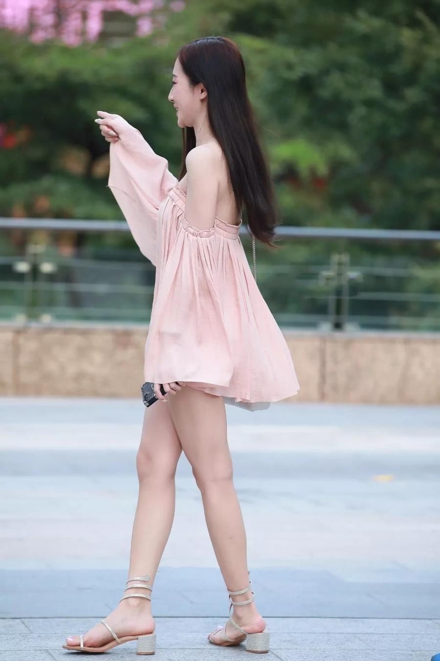 洒脱|街拍:小姐姐穿着打扮是最为经典的搭配之一,帅气洒脱