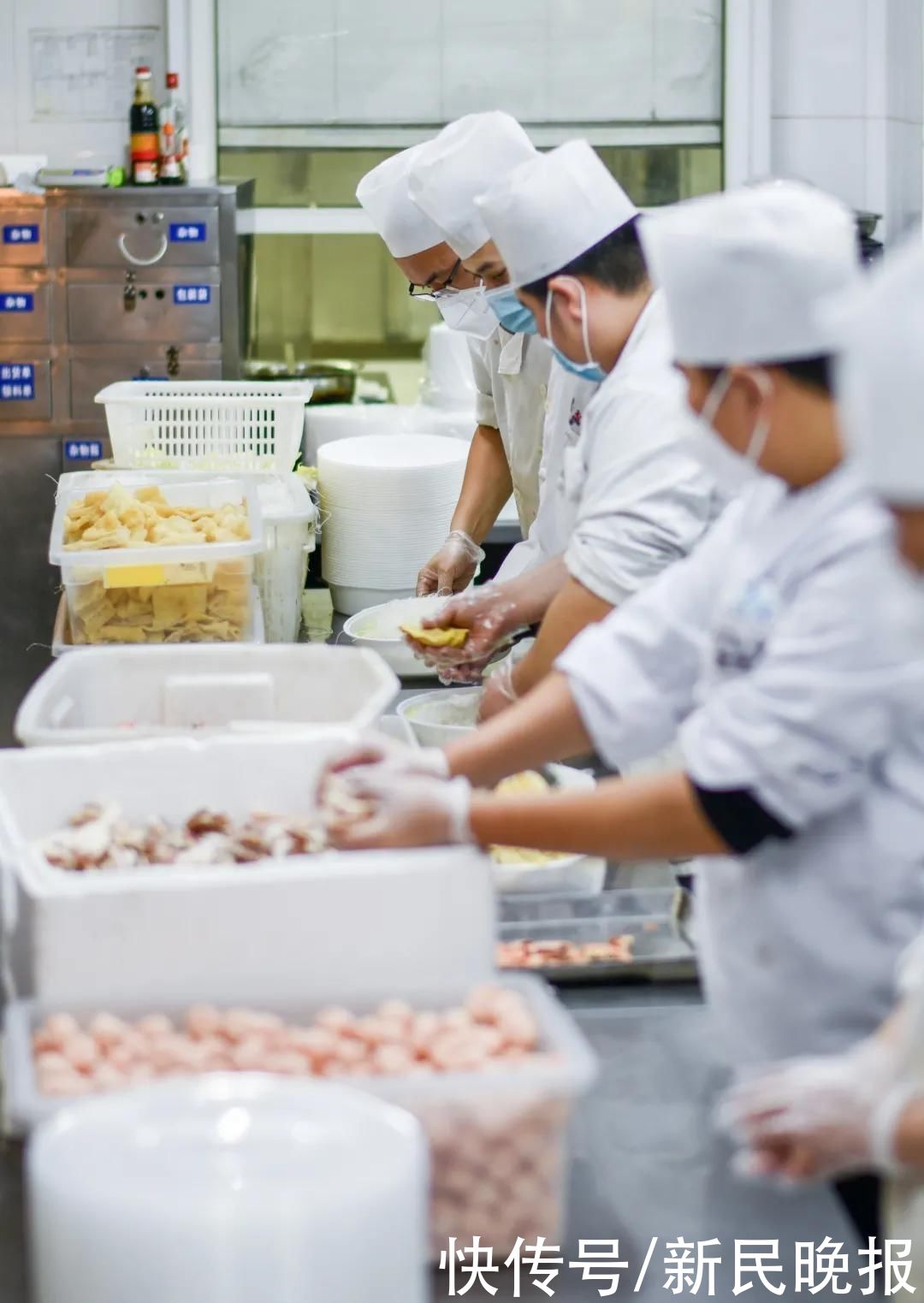 大厨忙得脚打后脑勺，“全家福”年夜饭摆上千家万户餐桌