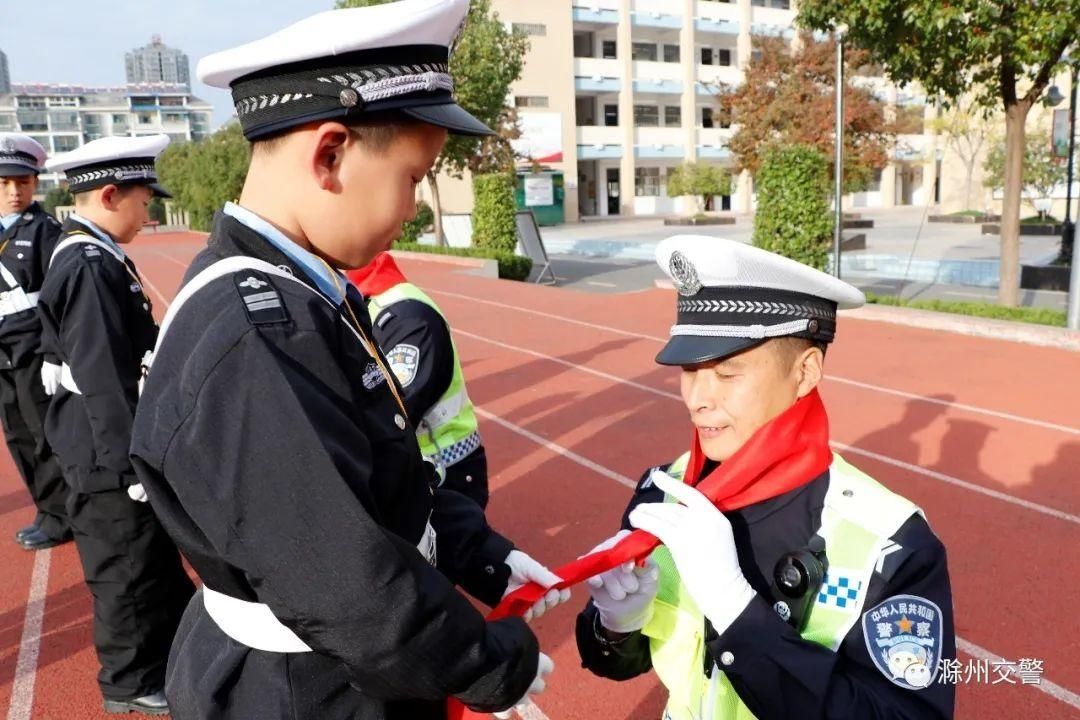 小学|交警支队为龙蟠小学“小小交警队”授旗