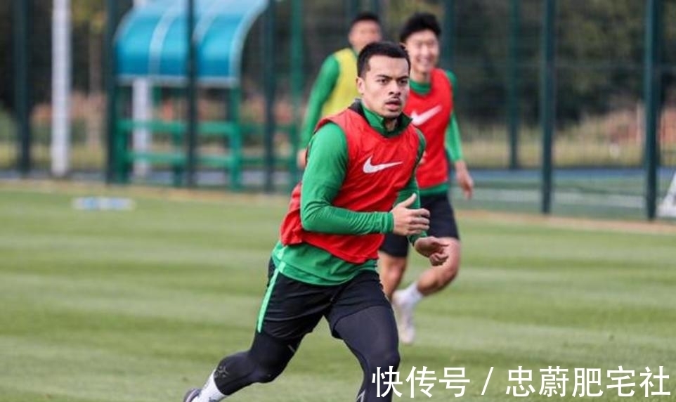 中场|李可：中国首位归化球员，拿球稳传球准，国足最佳中场核心！
