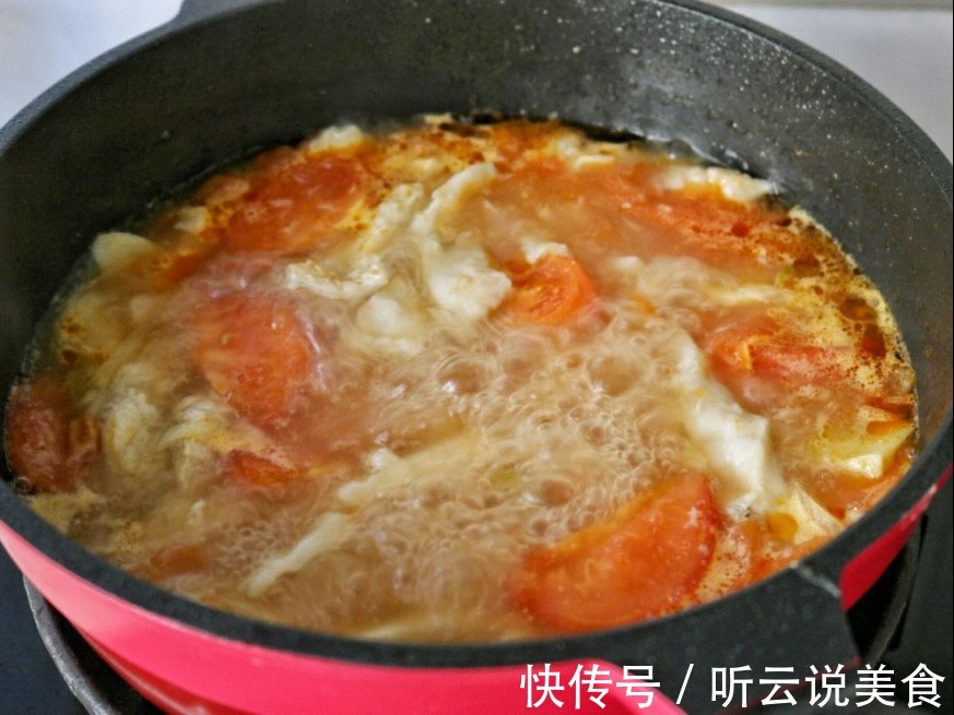 番茄鱼家常做法，鱼片滑嫩如豆腐，汤汁酸爽开胃！