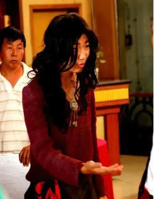 懒人|“第一懒人”杨锁,吃饭靠喂、走路靠背,父母离世后他活得怎么样