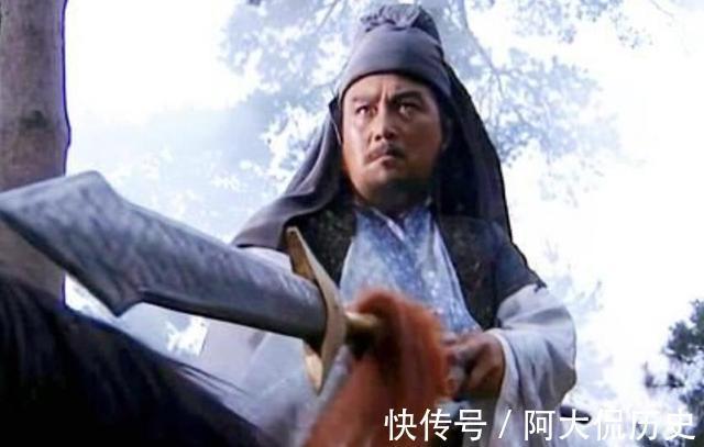 宋江$林冲一见关胜就出战，为何卢俊义单挑八位好汉时，他却无动于衷？