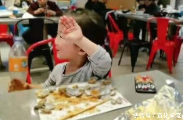 走红|“掩耳盗铃宝宝”意外走红,妈妈不让喝果汁,女儿捂着眼睛偷偷喝