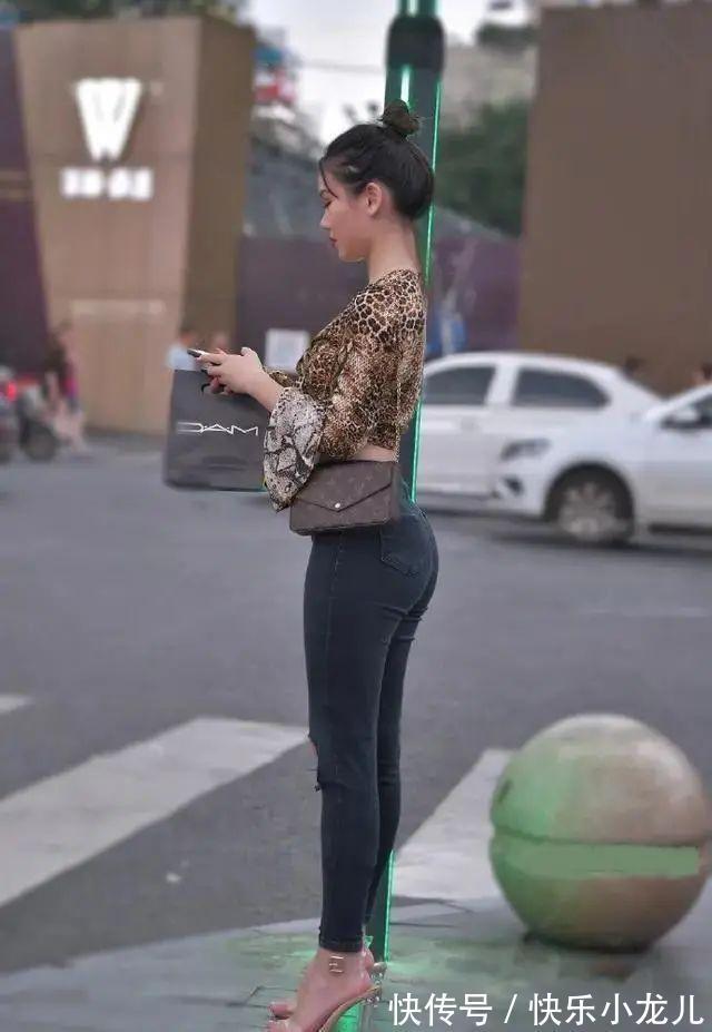 打底裤 白色露脐上衣搭配运动黑色打底裤,整体运动风格,气质酷爽优雅