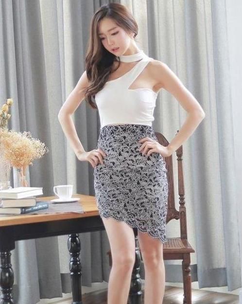  俏丽|街拍：苗条高挑的小姐姐，长得俏丽，穿着打扮性感迷人！