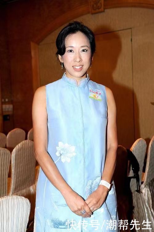 黄黑皮 朱玲玲奶奶年纪也时髦,蕾丝裙外面套马甲,有皱纹也藏不住贵妇范