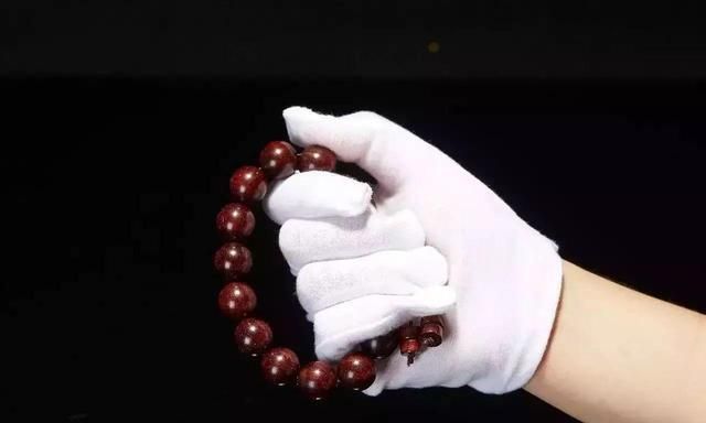 谁还说盘手串不用戴手套?看看这篇文章吧,你会改变主意的!