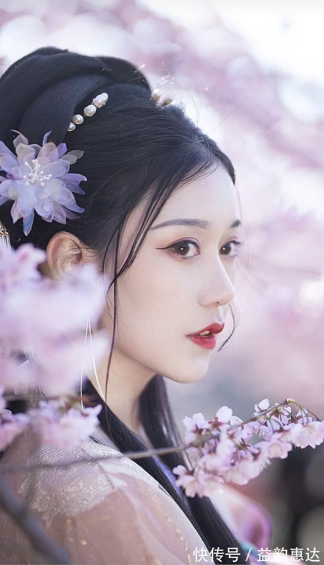 红茸!李煜很“风流”的一首词,刻画歌女的大胆泼辣,最后9字令人心动