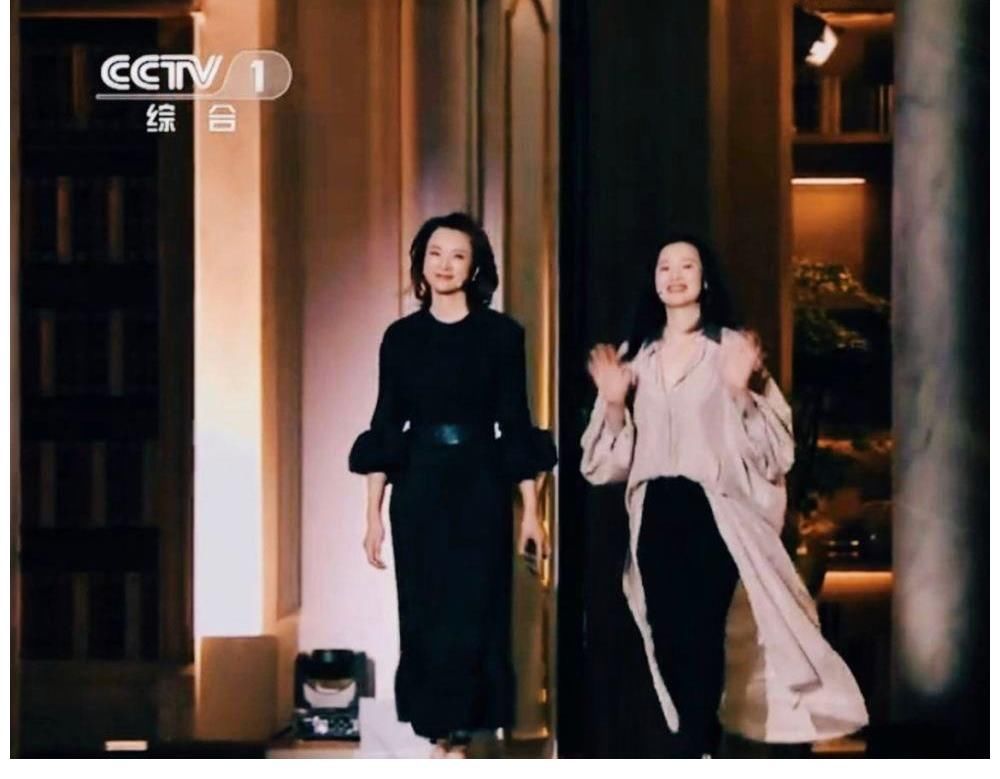 董卿|《朗读者》第三季回来了，董卿咏梅同框走出，优雅和知性相得益彰