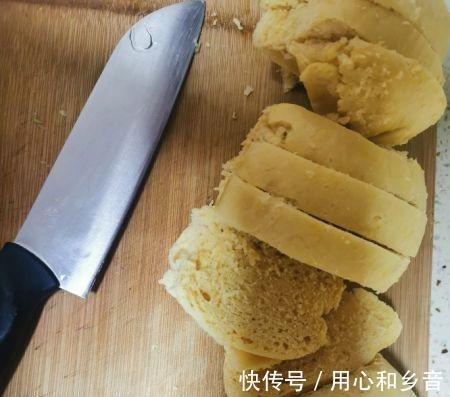 快手香煎葱蛋馒头片！