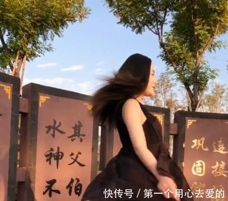 美女身穿黑色连衣裙和黑色高跟鞋,宛如黑天鹅!