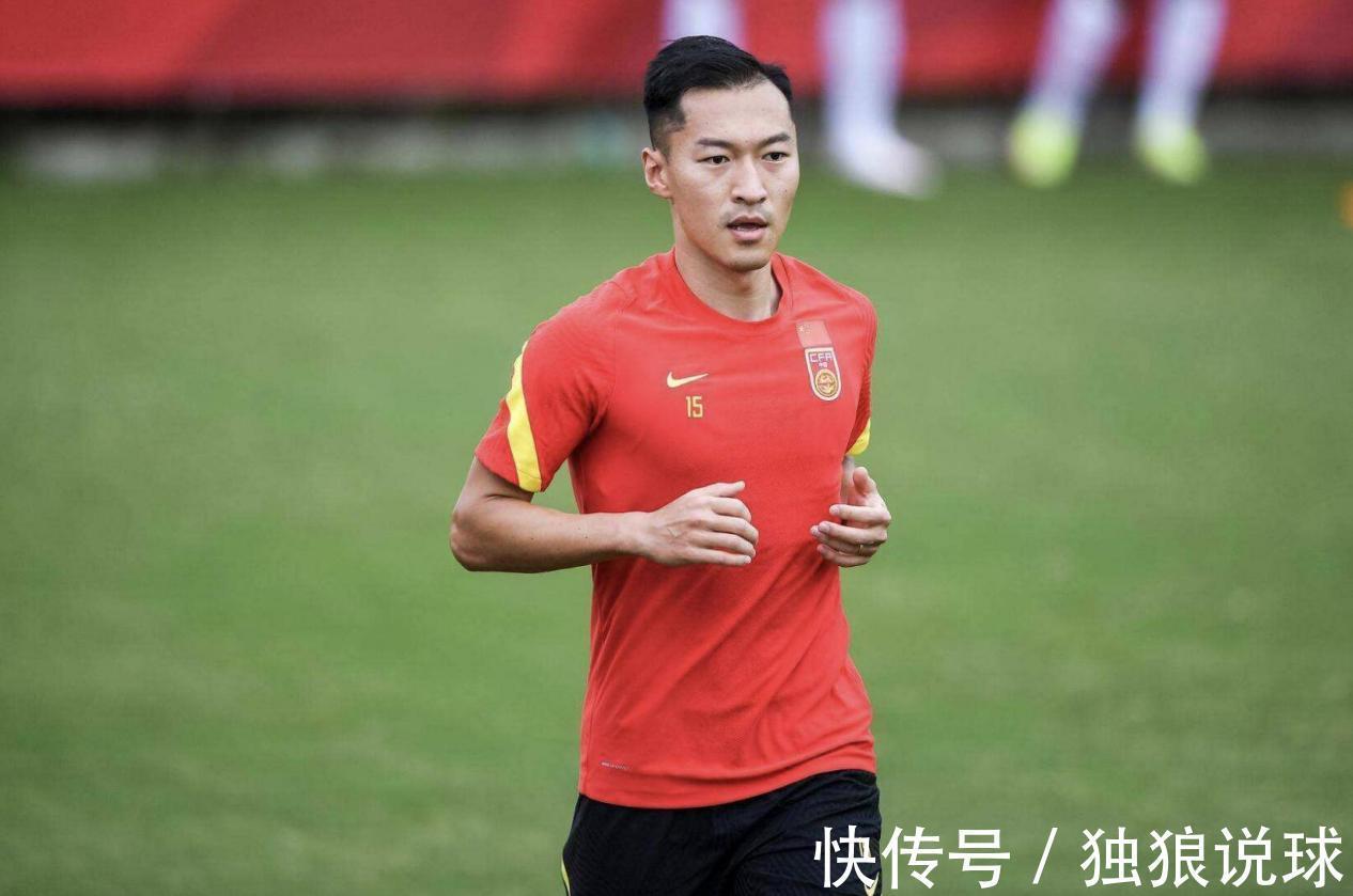 国足|谁注意到女足飞身挡球的部位?国足被批不是男儿,吴曦还在补海参
