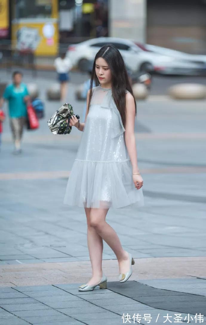 街拍|美女街拍:红色的衬衫搭配一件白色的紧身半裙,穿搭显得很轻快活泼