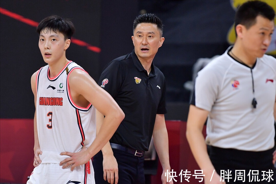 球迷|晚上22点,胡明轩争议举动令人失望,宏远核心一细节让杜锋失望