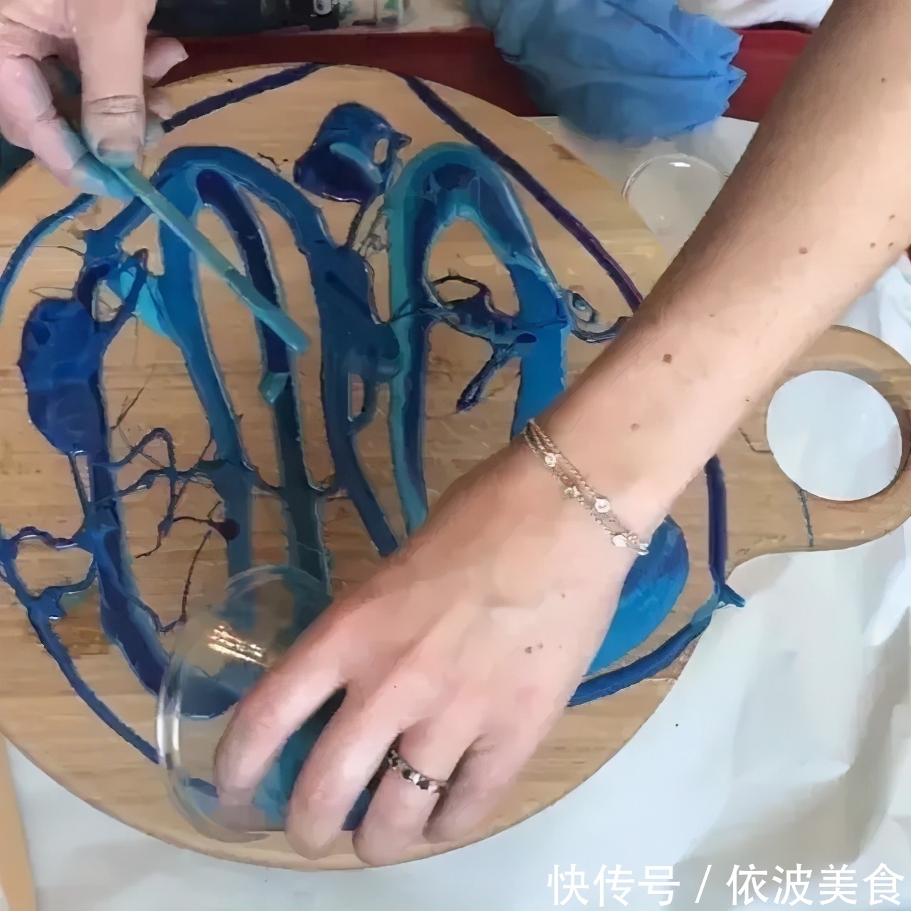 夏威夷&从没学过美术的她,用简单粗暴技法画画,让她成为了百万富豪