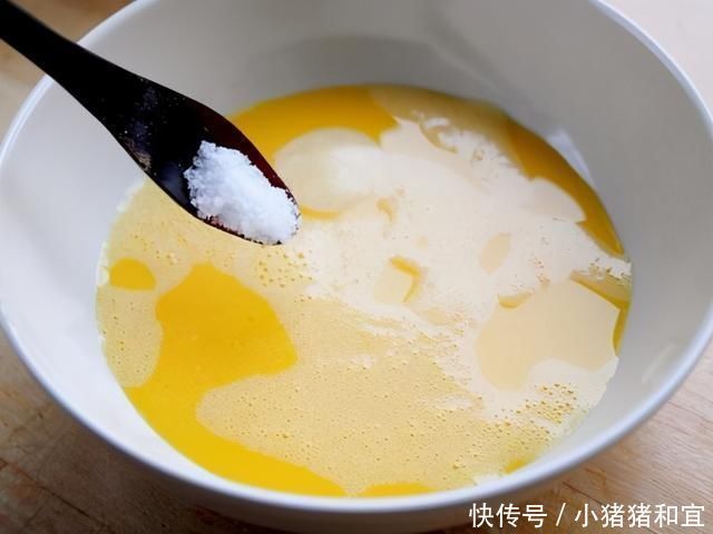蒸鸡蛋羹用热水还是冷水?教你一招,蒸出来的像豆腐一样无蜂窝
