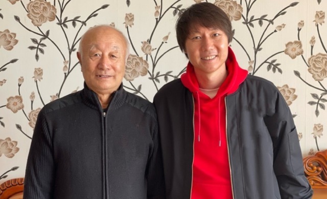 李铁|不用带国足,李铁明显圆润了!大年初二现身,笑容满面,胖了不少