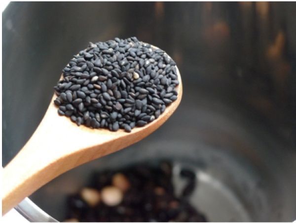 医生|黑芝麻多吃对身体有好处,但医生说有三类人最好一口也别吃