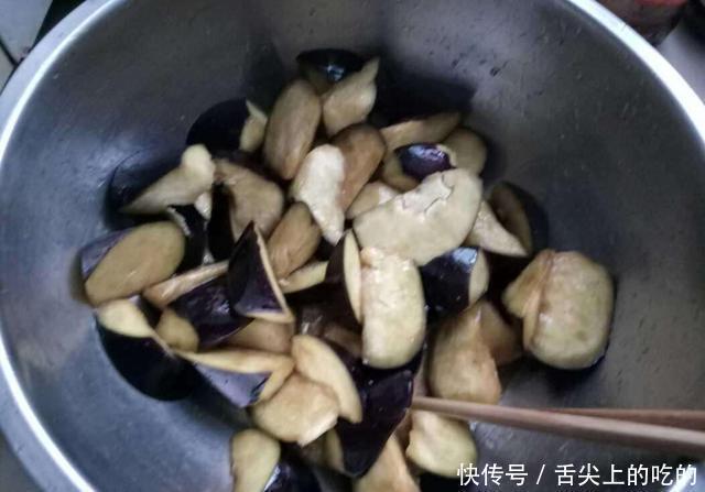 放油|炒茄子不是先放油,大厨教你正确做法,茄子不吸油不发黑,超好吃