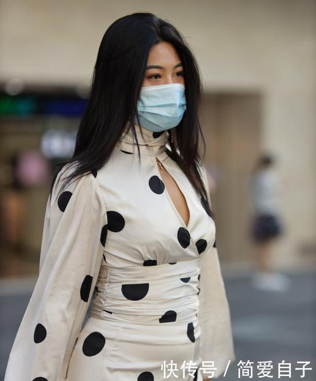 连衣裙造型更加灵活,独特高雅