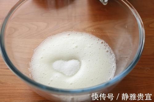 好吃|戚风纸杯蛋糕,不开裂不回缩,挤上入口即化的奶油,颜值高又好吃