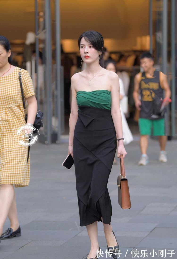 连衣裙|温柔的浅棕色背心上衣，搭配复古喇叭裤，造型变得大方美丽