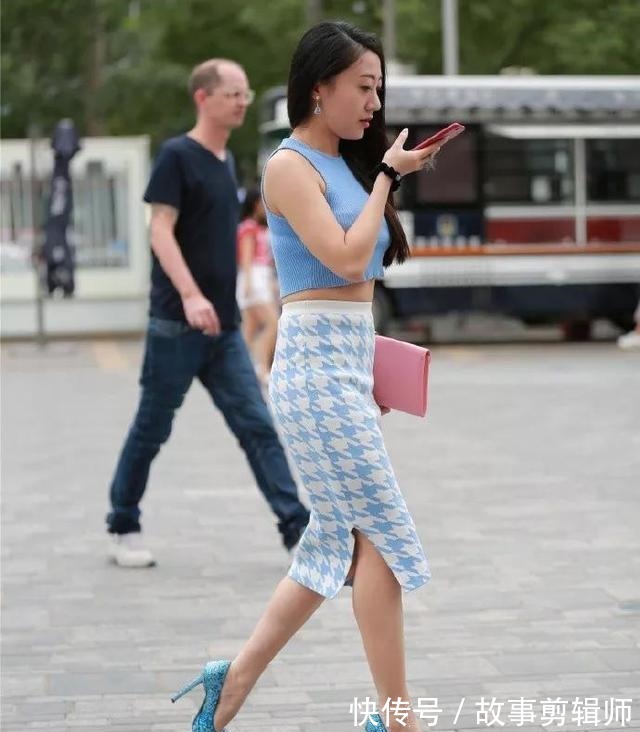 牛仔短裤 出街时搭配白色背心,穿戴宽松牛仔短裤,看上去充满气质与美感!