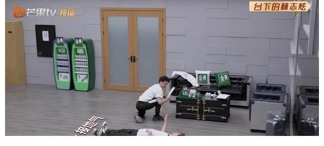 飛云之下|《披荊斬棘》二公表演，林志炫跌落舞臺，落淚道歉，引起全網(wǎng)共鳴